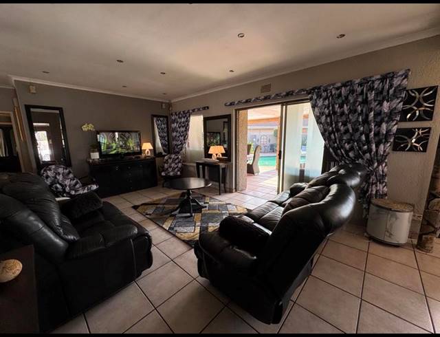 3 BEDROOM HOUSE FOR SALE IN VAN RIEBEECK PARK